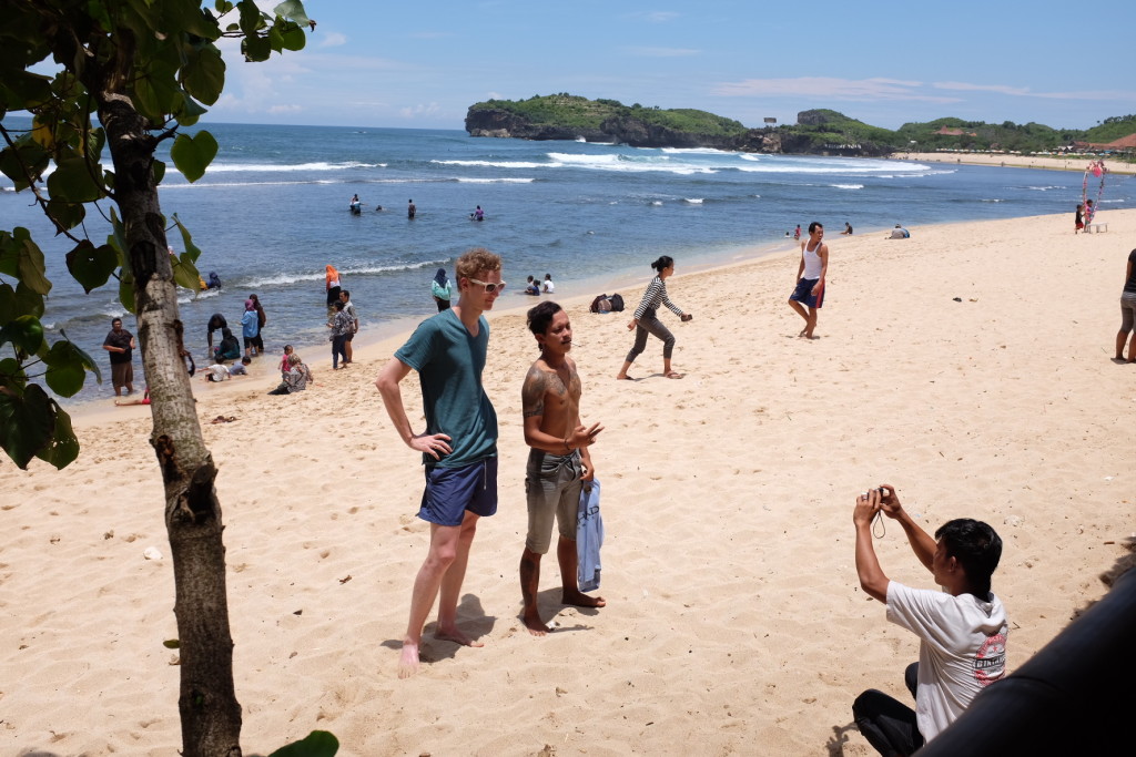 Alle wollen sie ein Bild mit Alex, dem weißen Riesen