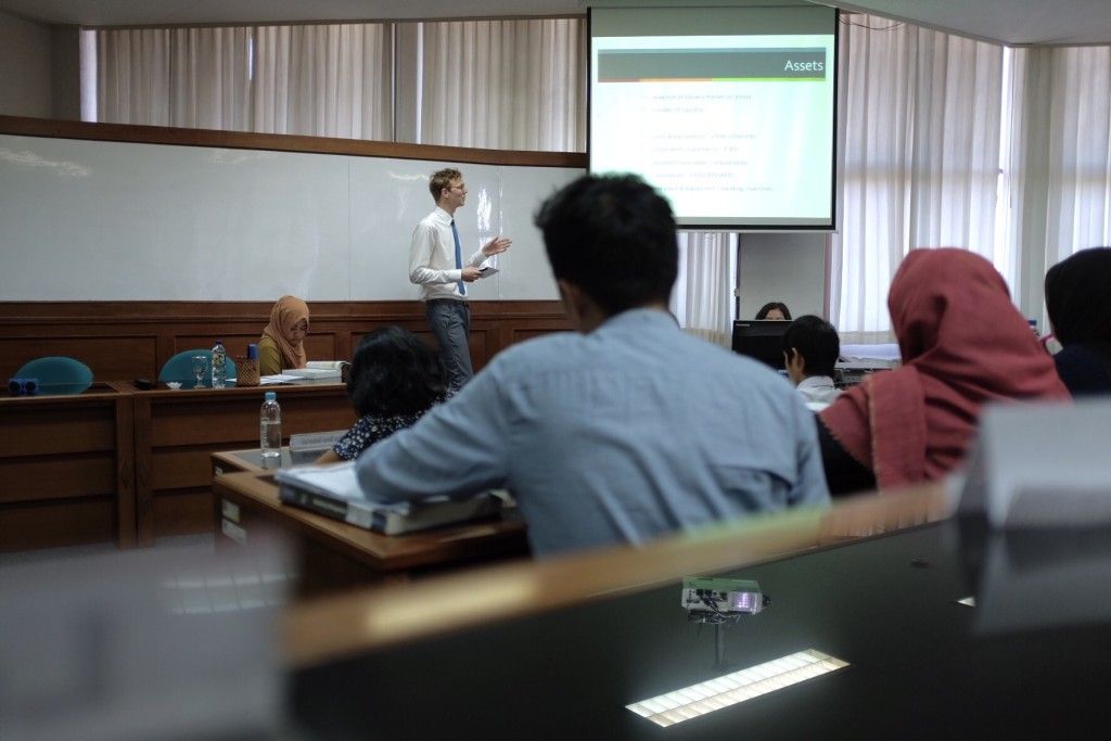 Alex übernimmt den Job des Professors