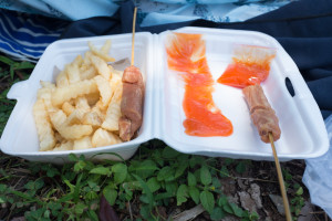 Osterwürstel mit Osterpommes.