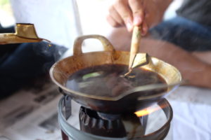 Mit dem Werkzeug wird flüssiges Wachs aufgenommen ...