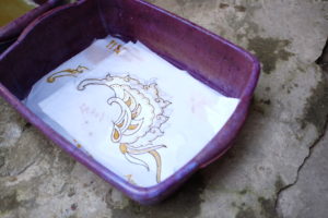 Die fertig bewachsten Stoffe vor dem Färben.