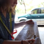 Der Stoff sollte schräg gehalten werden, um die Arbeit zu erleichtern und zu verbessern.