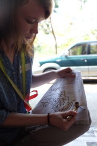 Der Stoff sollte schräg gehalten werden, um die Arbeit zu erleichtern und zu verbessern.