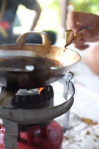 Das Wachs sollte nicht zu heiß - und damit zu flüssig - sein, sonst tropft es zu stark. Aber auch nicht zu fest.