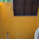 Ein Freiluft-Badezimmer hat was.