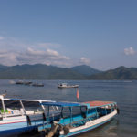 Blick vom Hafen Richtung Lombok.