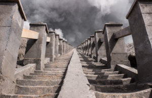 Die Treppen zum Kraterrand