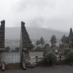 Der Hindu-Tempel, der uns Unterschlupf bot. Im Hintergrund der Bromo.