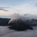 Der rauchende Bromo und rechts davon im Hintergrund der Semeru.