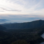 And der Kante liegt das kleine Dorf mit unserer Unterkunft.