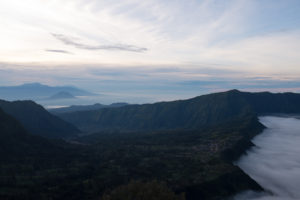 And der Kante liegt das kleine Dorf mit unserer Unterkunft.