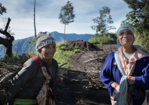 Holzsammlerinnen, die uns am Rückweg um ein Foto gebeten haben.