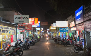 Die Handystraße, in der ein Shop nach dem anderen Handys und Zubehör verkauft. Oft findet man in Yogya thematisch gleiche Läden in einer Straße versammelt.