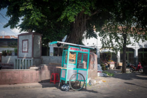Einer von vielen Verkaufswagen, die teilweise durch die Gegend gezogen werden und währenddessen meist Essen verkaufen.