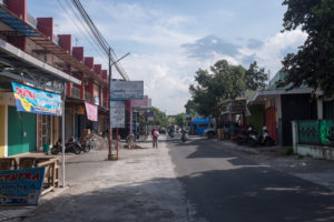 "Unsere" Straße vor unserer Siedlung mit Wäscherei, diversen Straßenständen (Warungs) und kleinen Läden.