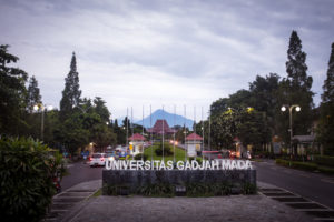 Einfahrt zum Uni-Gelände und Blick Richtung Hauptgebäude mit Merapi im Hintergrund.