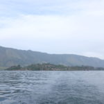 Die Halbinsel Tuk Tuk und im Hintergrund die dazugehörige Insel Samosir