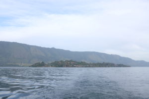 Die Halbinsel Tuk Tuk und im Hintergrund die dazugehörige Insel Samosir