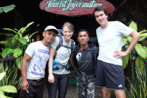 Unser Träger Raman links und Said, unser Guide, in der Mitte.