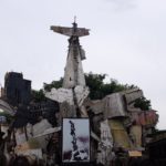 Kunstwerk aus abgeschossenen Fliegern aus dem Vietnamkrieg