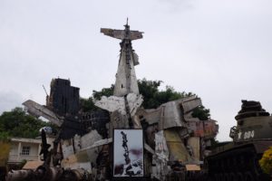 Kunstwerk aus abgeschossenen Fliegern aus dem Vietnamkrieg